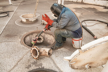 Male worker surface corrosion plate preparation by sandblasting bounce