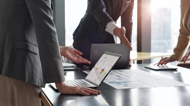 会議、ミーティング、ビジネス、経営、マーケティング、相談、指導、リーダーシップ、経営者、社長、上司、オフィス、人材、日本人、手元、顔なし、アップ、打ち合わせ、会話、ディスカッション、ビジネスパーソン、ビジネスマン、チームワーク、グループ、チーム、企業、戦略、マネジメント、シルエット、逆光、シリアス、コンサルタント、コンサルティング、アドバイザー、商談、ノートパソコン、書類、データ、指示、提案、プレ