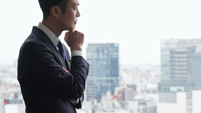 ビジネスマン、ビジネスパーソン、悩む、不安、転職、心配、経営、経営者、社長、エグゼクティブ、展望、都市、見通し、予測、考える、疑問、検討、コピースペース、オフィス、シリアス、人材、人手不足、求人、判断、戦略、マネジメント、管理職、男性、日本人、悩み、困る、問題、課題、ストレス、希望、ビジネス、将来、建設、企業、会社員、サラリーマン、スーツ、プレッシャー、迷う、決断、リーダーシップ、仕事、職場、人物