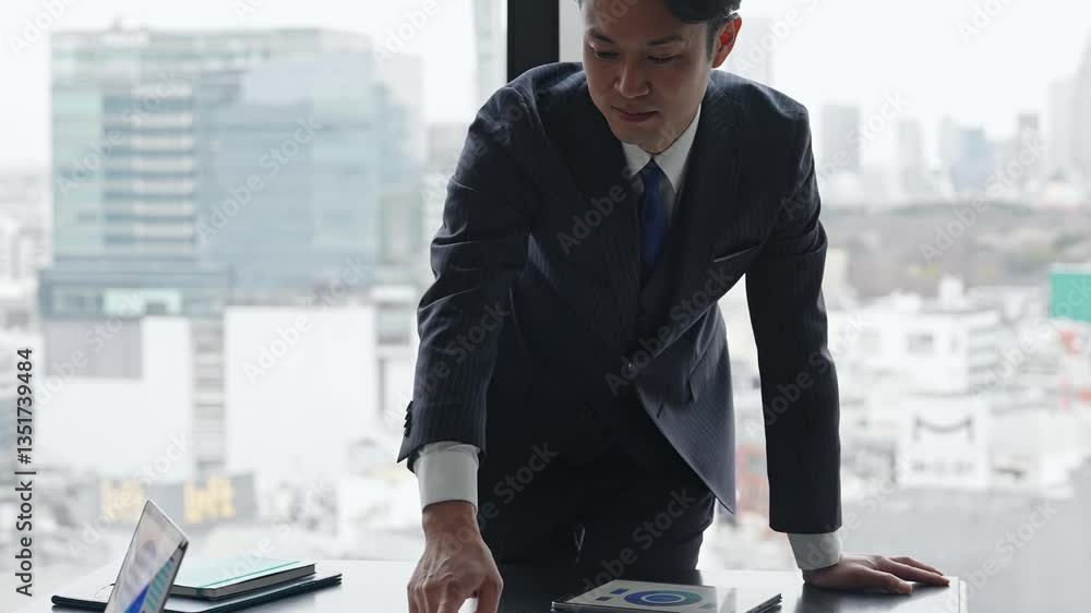 Poster ビジネスパーソン、ビジネスマン、経営者、社長、会議、ミーティング、指導、リーダー、指示、コーチング、研修、経営、マネジメント、エグゼクティブ、ビジネス、オフィス、人材、日本人、男性、打ち合わせ、相談、会話、企業、戦略、マーケティング、シルエット、逆光、シリアス、プロフェッショナル、仕事、職場、会社、都市、展望、コンサルタント、コンサルティング、アドバイザー、商談、リーダーシップ、管理職、ディレクシ