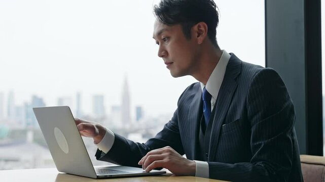 ビジネスマン、ノートパソコン、PC、ビジネス、入力、DX、デジタルトランスフォーメーション、オフィス、メール、ソフトウェア、エンジニア、システム、IT、ERP、ICT、報告書、レポート、企画書、編集、経理、簿記、人材、日本人、カフェ、インターネット、オンライン、web、生成AI、相談、チャット、検索、営業、リサーチ、データ、都市、展望、シリアス、逆光、仕事、職場、作業、記事、記者、男性、ビジネスパ