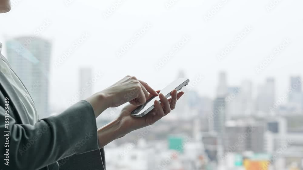 Poster スマホ、スマートフォン、女性、都市、社会、都会、アプリ、DX、SNS、メース、ソーシャルメディア、通信、回線、タッチ、操作、ゲーム、ニュース、携帯電話、モバイル、IT、デジタルトランスフォーメーション、IoT、建設、風景、景色、ビル群、高層ビル、日本、ビジネスパーソン、手元、顔なし、ビジネス、オフィス、人材、日本人、アップ、コピースペース、空、連絡、検索、インターネット、オンライン、web、データ