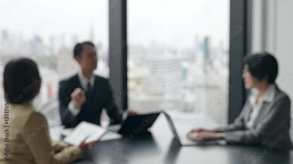 Poster ビジネス、会議、ミーティング、相談、ぼかし、ぼけ、ブラー、イメージ、企業、人材、オフィス、日本人、ビジネスパーソン、男性、女性、打ち合わせ、会話、ディスカッション、ビジネスマン、チームワーク、グループ