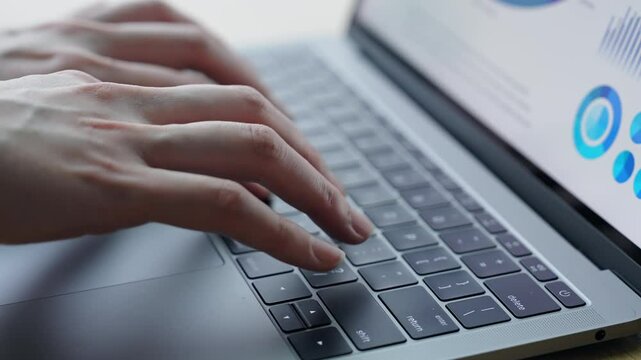 DX、プログラマー、プログラミング、エンジニア、システム、テクノロジー、デジタルトランスフォーメーション、ノートパソコン、キーボード、PC、IT、ICT、データ、分析、入力、タイピング、ソフトウェア、開発、設計、人材、ビジネス、オフィス、日本人、ビジネスパーソン、手元、顔なし、アップ、女性、メール、テキスト、メッセージ、チャット、画面、レポート、企業、事務、バックオフィス、デスクワーク、ハッキング