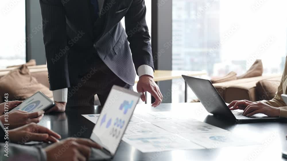 Poster ビジネス、会議、ミーティング、ディスカッション、社内、会社、企業、グループ、チームワーク、指導、オフィス、人材、日本人、ビジネスパーソン、手元、顔なし、アップ、男性、女性、書類、レポート、提案、指示、