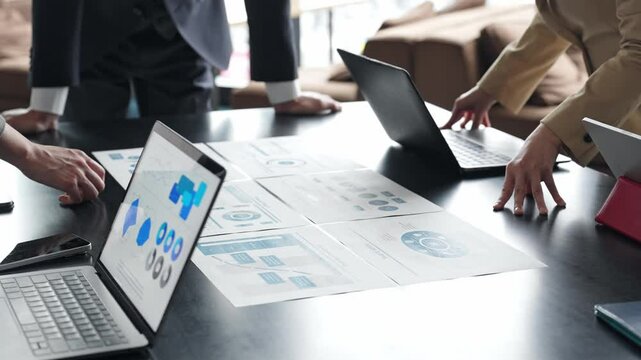 ビジネス、チームワーク、グループ、会議、ミーティング、打ち合わせ、経営、企業、議論、プロジェクト、企画、企画書、提案、レポート、書類、データ、オフィス、人材、日本人、ビジネスパーソン、手元、顔なし、アップ、男性、女性、アジェンダ、指導、コンサルタント、コンサルティング、アドバイザー、顧問、同僚、上司、部下、接客、顧客、商談、多人数、複数、研修、コーチング、指示、リーダーシップ、OJT、社内、すり合