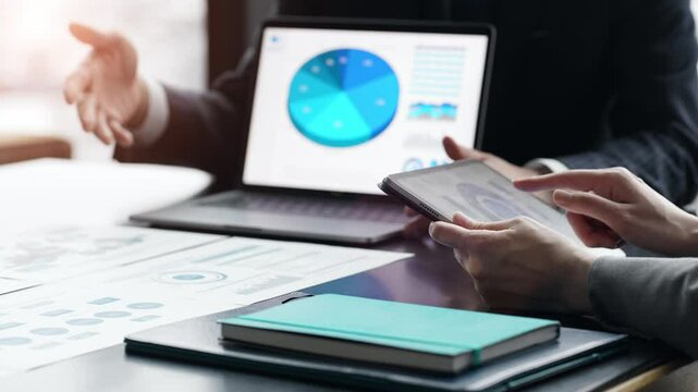 ビジネス、ノートパソコン、PC、会議、ミーティング、画面、レポート、マーケティング、リサーチ、グループ、チームワーク、調査、アンケート、ターゲティング、セグメント、タブレット、DX、IT、デジタル、データ、クラウド、経営、マネジメント、オフィス、人材、日本人、ビジネスパーソン、打ち合わせ、相談、ビジネスマン、チーム、企業、戦略、提案、商談、プレゼンテーション、書類、スライド、営業、業績、アドバイザ