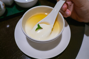 中国料理の杏仁豆腐。杏仁を使ったとろける白いぷりん。