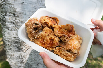 弁当箱に入った熱々の揚げたて唐揚げ。