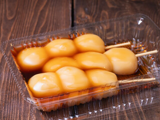 プラスチック容器に入っている和菓子。甘い醤油タレの"みたらし団子"。