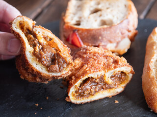 カレーパンの断面。日本のカレーが包まれた揚げパン。