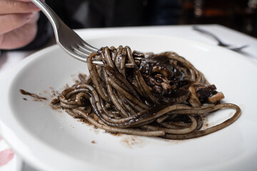 イカ墨パスタ。黒いイカスミソースのスパゲッティ。