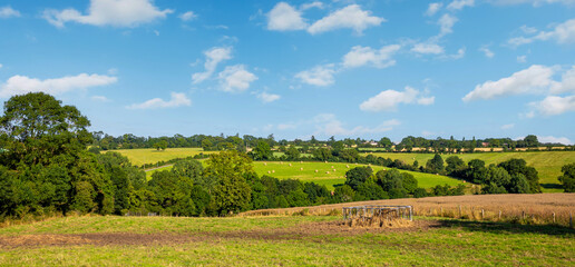 Paysage de campagne au printemps au milieu des champs et de l'herbe verte en France.