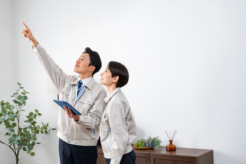 点検をする男女