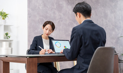 パソコン作業をする男女