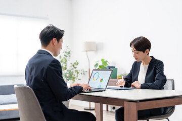 パソコン作業をする男女