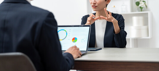 話をする二人のビジネスマン
