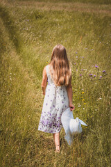 Fototapeta premium Mädchen, Sommer, Wiese, Kleid, Hut