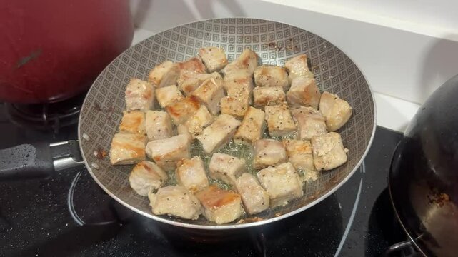 frango carne frita em panela 