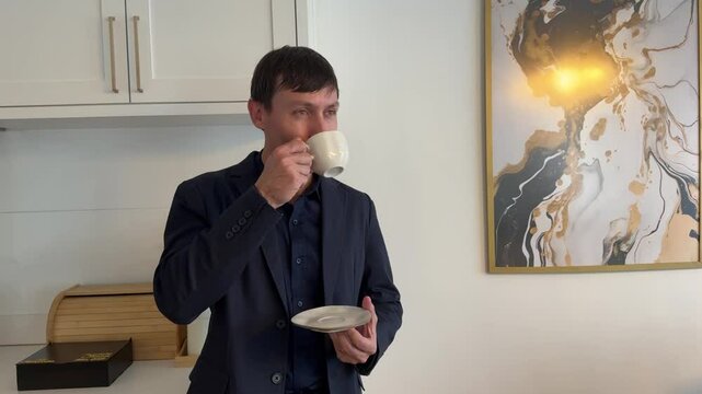 homem tomando caf&eacute; 
