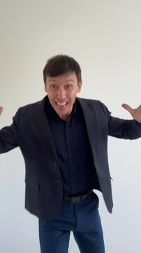 homem de neg&oacute;cios faz sinal de surpresa 