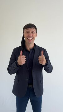 homem feliz tira mascara de prote&ccedil;&atilde;o contra covid 