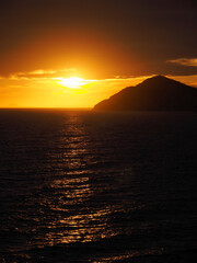 Puesta de sol en mirador de Benidorm.  Atardecer en el mar