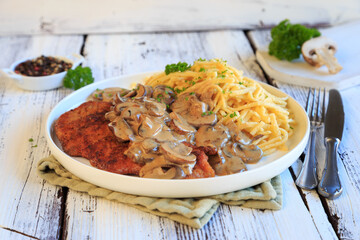 Jägerschnitzel mit Spätzle