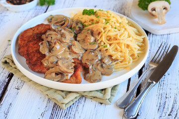 Jägerschnitzel mit Jägersoße 