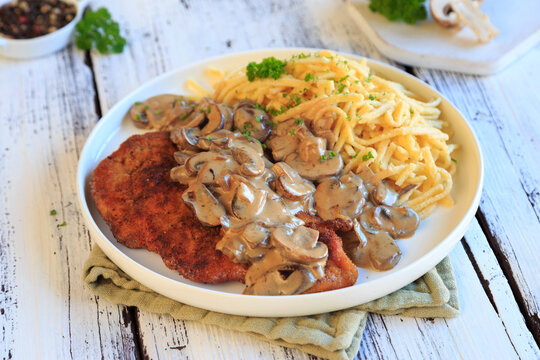 Klassisches J&auml;gerschnitzel mit Sp&auml;tzle und Pilzen