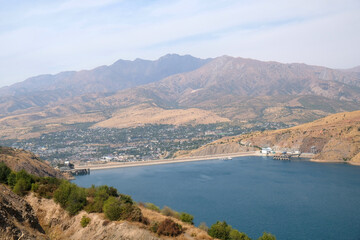 Obraz premium panorama of the Charvak reservoir, dam and mountains on the horizon, Uzbekistan