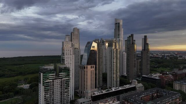 Edificios y torres de lujo en Puerto Madero al atardecer, Buenos Aires, Argentina. Footage de negocios, turismo, lujo, millonarios, millones, oficinas, elite, atardecer. 