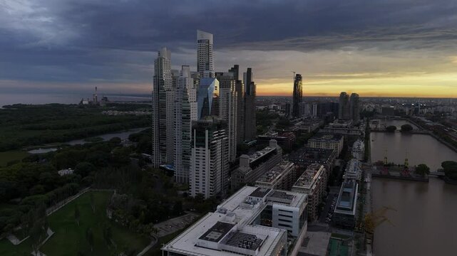 Edificios y torres de lujo en Puerto Madero al atardecer, Buenos Aires, Argentina. Footage de negocios, turismo, lujo, millonarios, millones, oficinas, elite, atardecer. 