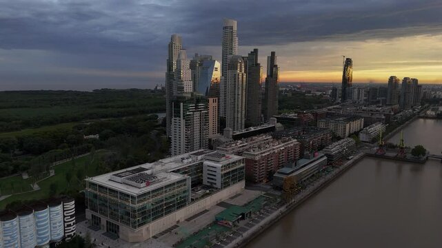 Edificios y torres de lujo en Puerto Madero al atardecer, Buenos Aires, Argentina. Footage de negocios, turismo, lujo, millonarios, millones, oficinas, elite, atardecer. 