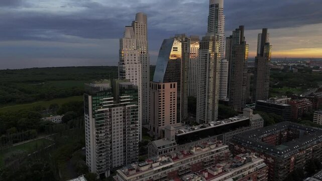 Edificios y torres de lujo en Puerto Madero al atardecer, Buenos Aires, Argentina. Footage de negocios, turismo, lujo, millonarios, millones, oficinas, elite, atardecer. 