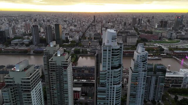 Edificios y torres de lujo en Puerto Madero, d&iacute;a, Buenos Aires, Argentina, R&iacute;o de La Plata. Costanera. Footage de negocios, turismo, lujo, millonarios, millones, oficinas, elite, atardecer. 