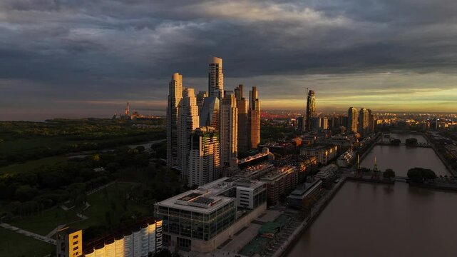 Edificios y torres de lujo en Puerto Madero al atardecer, Buenos Aires, Argentina. Footage de negocios, turismo, lujo, millonarios, millones, oficinas, elite, atardecer. 