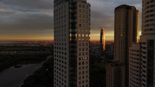 Edificios y torres de lujo en Puerto Madero al atardecer, Buenos Aires, Argentina. Footage de negocios, turismo, lujo, millonarios, millones, oficinas, elite, atardecer. 