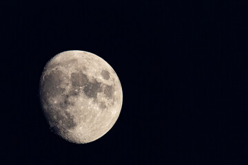 plan rapproché de la lune