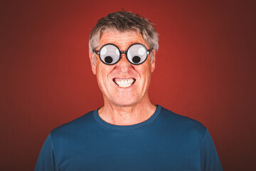 Grinsender Mann mit lustiger Brille