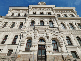 Obraz premium A richly detailed historic building with ornate carvings, arched windows, and elegant columns. This image highlights the cultural significance of preserving architectural heritage.