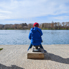 Gar&ccedil;on au bord de l'eau