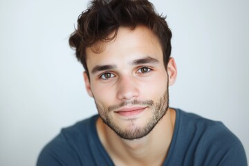 Obraz premium Young white man with soft smile and casual shirt indoors