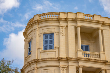 Obraz premium Typical narrow streets with colorful balconies in VallettaTypical narrow streets with colorful balconies. Narrow streets with colourful window boxes in Valetta, Malta Traditional Maltese balconies