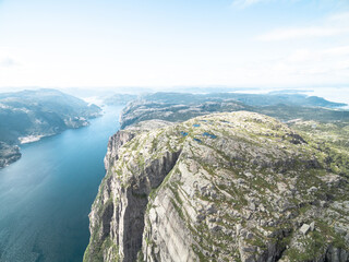Naklejka premium Preikestolen über dem Lysefjord – Norwegens ikonisches Felsplateau