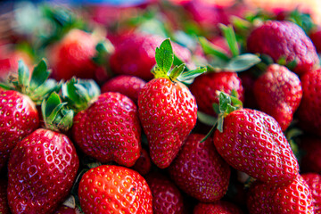 Grupo de fresas sobre un canasto en el marcado