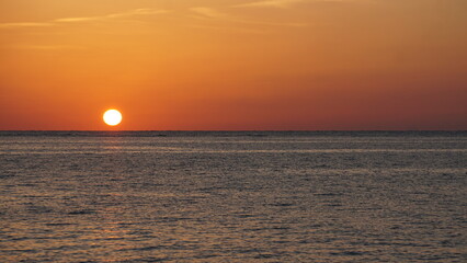 ビーチから眺める夕焼け