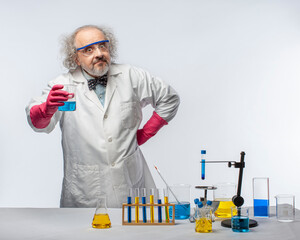 Science professor with grey hair standing in fromt of a chemistry lab