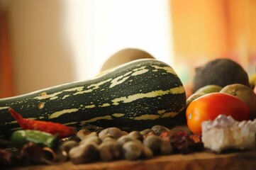 Mesa com legumes, abóbora verde e tomate.
