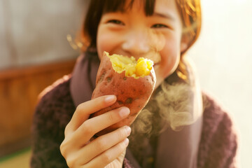女, 女性, 子供, 女の子, 芋, 焼き芋, サツマイモ, 石焼き芋, 秋, スイーツ, 甘い, woman, female, child, girl, potato, baked sweet potato, sweet potato, stone baked sweet potato, fall, sweet, sweets